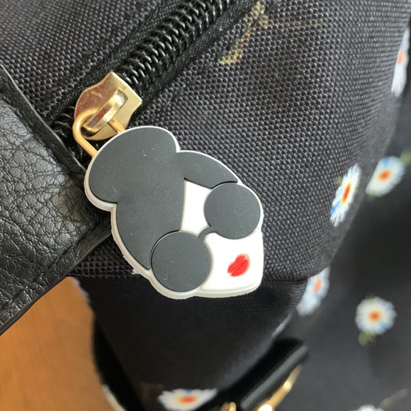 ALICE & OLIVIA duffel bag daisy print on black zip top adjustable strap NWT - Picture 11 of 14